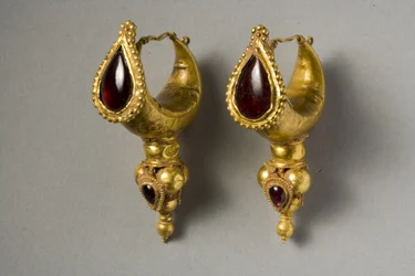 Ohrringe (Gold und Granat)